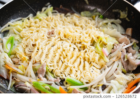 Making instant yakisoba 126528672