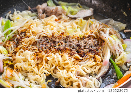 Making instant yakisoba Making instant yakisoba 126528675
