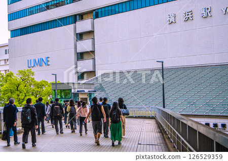 日本橫濱城市景觀。回家的人們......橫濱站東口（中間）。下班回家的人們（五月） 126529359