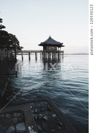 [Mangetsuji Ukimido] A temple floating on Lake Biwa 126530123