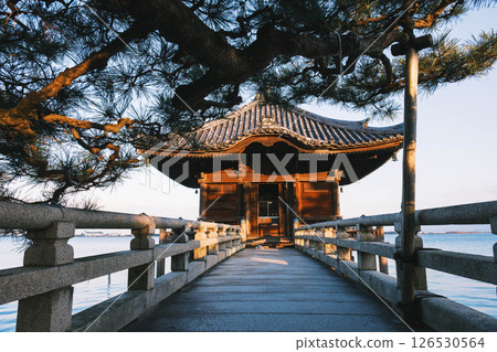 [Mangetsuji Ukimido] A beautiful temple floating on Lake Biwa 126530564