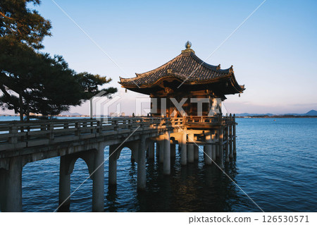 [Mangetsuji Ukimido] A beautiful temple floating on Lake Biwa 126530571