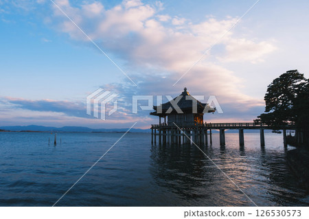 [萬月寺浮見堂] 漂浮在琵琶湖上的美麗寺廟 126530573