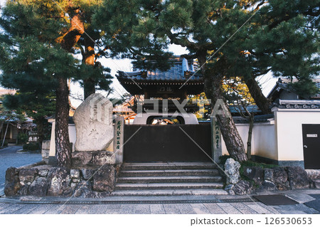 [Mangetsuji Ukimido] Entrance to a historic temple 126530653