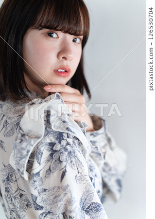 時尚的年輕女子 126530704