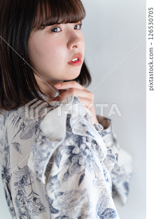 時尚的年輕女子 126530705