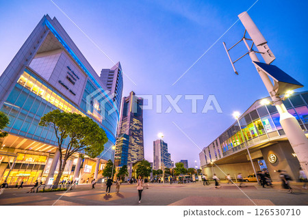 日本東京城市景觀：櫻木町車站前地標塔、櫻木町車站空氣艙、混合動力發電等。 126530710