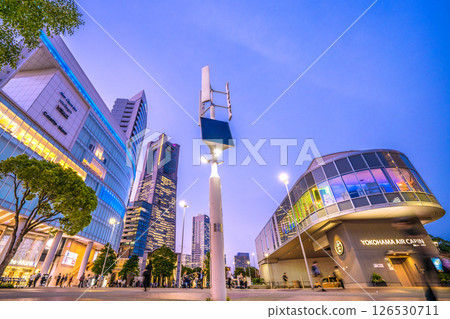 日本東京城市景觀：櫻木町車站前地標塔、櫻木町車站空氣艙、混合動力發電等。 126530711