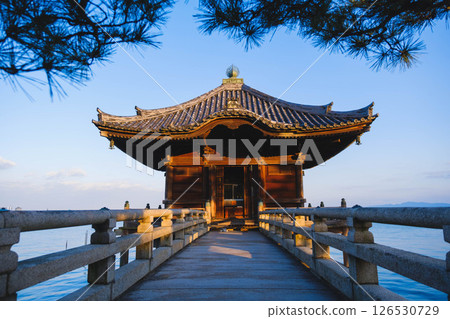 [萬月寺浮見堂] 漂浮在琵琶湖上的美麗寺廟 126530729