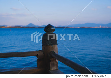[Mangetsuji Ukimido] Scenery of the grounds of a historic temple 126530748