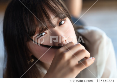 躺在地板上的年輕女子 126530823