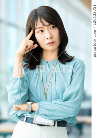 善於思考的女性/女商人 善於思考的女性/女商人 126532351