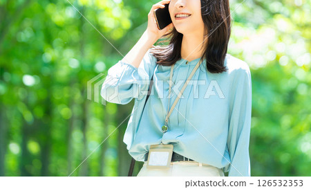 微笑的女人/女商人在智慧型手機上交談 微笑的女人/女商人在智慧型手機上交談 126532353