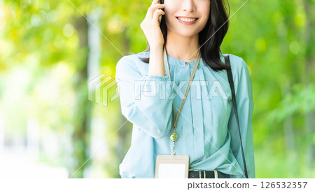 Smiling woman/businesswoman talking on smartphone 126532357