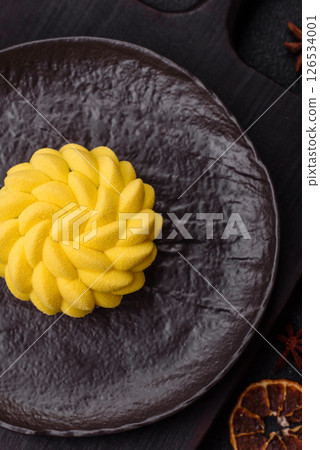 Round sweet tart of yellow color with citrus and passion fruit flavor 126534001