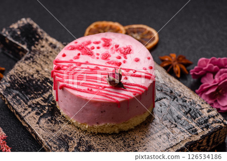 Sweet round tart cheesecake with raspberries or strawberries 126534186