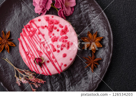 Sweet round tart cheesecake with raspberries or strawberries 126534203