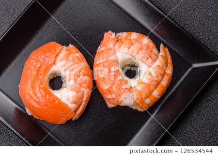 Donut shaped sushi rolls with salmon, shrimp and tuna 126534544