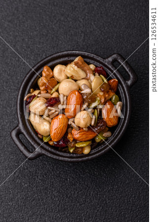 Honeyed cashew nuts, walnuts, hazelnuts, pine nuts and dried fruits 126534611
