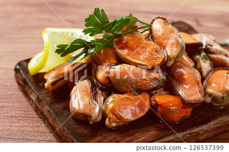mussels without shell, boiled, mussels, peeled, on a chopping board, with lemon and parsley, mussels in Chilean, top view, no people, mussels without shell, boiled, mussels, peeled, on a chopping board, with lemon and parsley, mussels in Chilean, top view, no people, 126537399