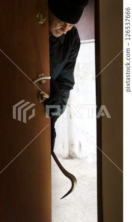 The thief opens the doors 126537666