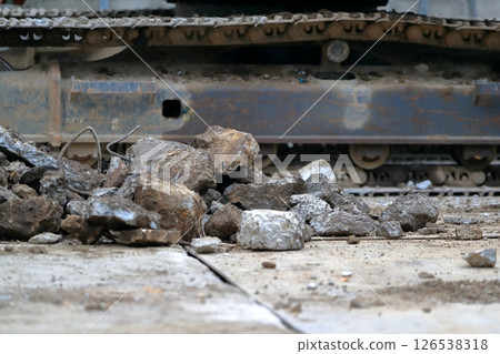 建築拆除現場的小型重型機械 126538318