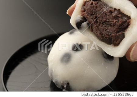 黑色背景下的糯米豆大福 126538663