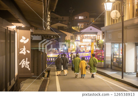 Kusatsu Onsen: Night view of Sainokawara Street (Yubata is in the background) 126538913
