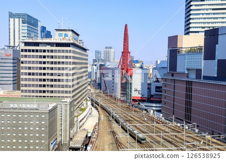 大阪站附近運行的JR京都線223系列特快列車 126538925