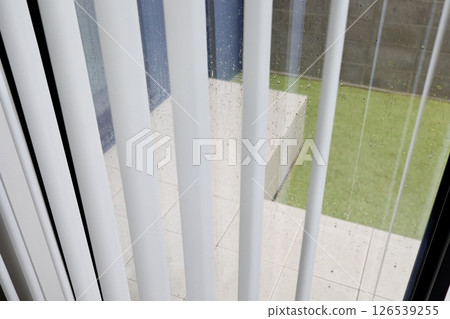 垂直百葉窗,窗戶上的雨滴 垂直百葉窗,窗戶上的雨滴 126539255