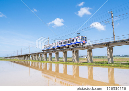 【北北線】穿越稻田高架路段的本地列車 【北北線】穿越稻田高架路段的本地列車 126539356