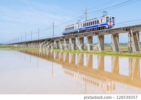 【北北線】穿越稻田高架路段的本地列車 【北北線】穿越稻田高架路段的本地列車 126539357