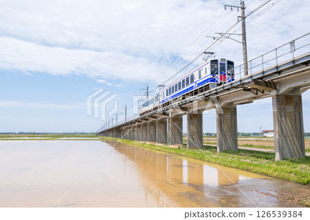 【北北線】穿越稻田高架路段的本地列車 【北北線】穿越稻田高架路段的本地列車 126539384