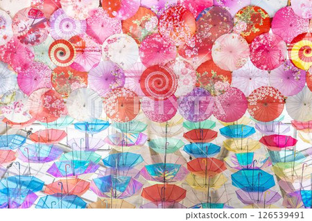 福島縣豬苗代町香草園色彩繽紛的“雨傘天空” 福島縣豬苗代町香草園色彩繽紛的“雨傘天空” 126539491