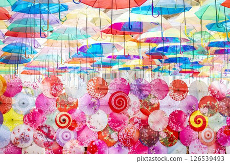 福島縣豬苗代町香草園色彩繽紛的“雨傘天空” 福島縣豬苗代町香草園色彩繽紛的“雨傘天空” 126539493