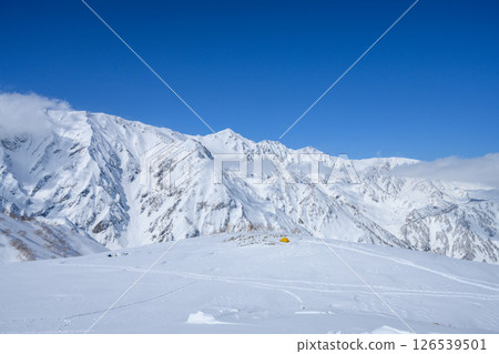 [Northern Alps] Hakuba Sanzan as seen from Happoike Pond in winter 126539501