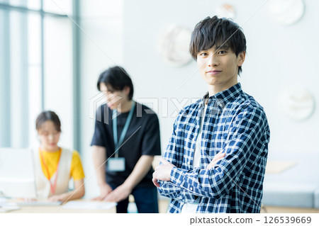 在辦公室工作的商人 126539669