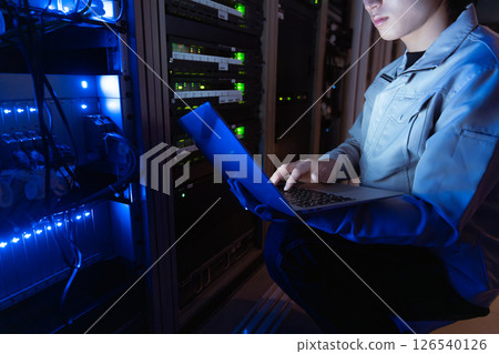 在伺服器機房工作的技術人員 126540126