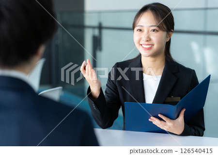 接待處的顧問女士 接待處的顧問女士 126540415