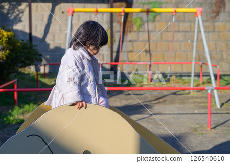 幼兒園女孩在公園玩滑梯 幼兒園女孩在公園玩滑梯 126540610