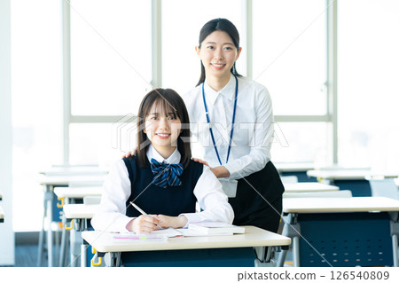 女學生和老師在學習 女學生和老師在學習 126540809