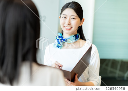 接待處的一位年輕女士 126540956