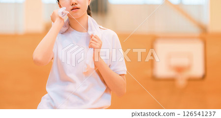 小學、國中、高中女生穿著運動服在體育館用毛巾擦汗 126541237