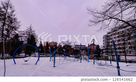冬季公園的田徑器材 126541662