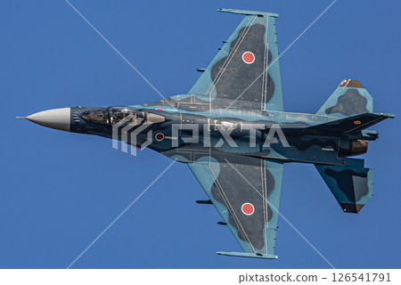 戰鬥機在天空中飛行 126541791
