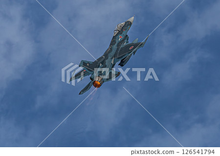 戰鬥機在天空中飛行 戰鬥機在天空中飛行 126541794