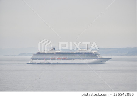 拍攝春天停靠在北海道函館港的維京伊甸園號遊輪 126542096