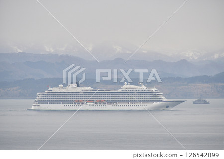 拍攝春天停靠在北海道函館港的維京伊甸園號遊輪 126542099
