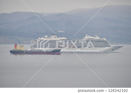 Photographing the cruise ship Viking Eden calling at Hakodate Port in spring in Hakodate, Hokkaido Photographing the cruise ship Viking Eden calling at Hakodate Port in spring in Hakodate, Hokkaido 126542102