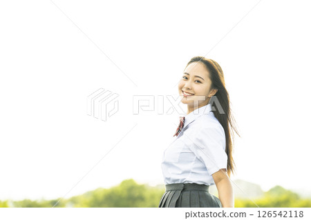 一名高中女生微笑著看著鏡頭的肖像 一名高中女生微笑著看著鏡頭的肖像 126542118